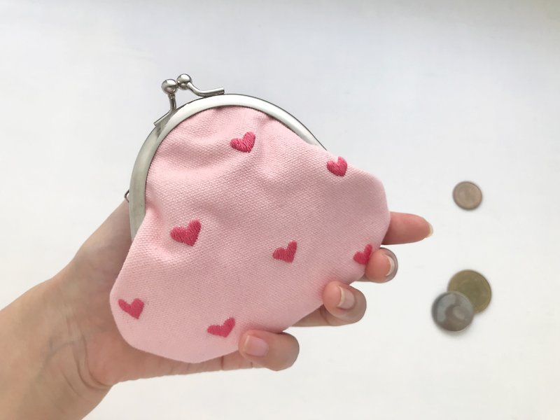 【Heart】 Kiss lock bag/coin purse/pink holeless round mouth hand embroidery - กระเป๋าใส่เหรียญ - ผ้าฝ้าย/ผ้าลินิน สึชมพู