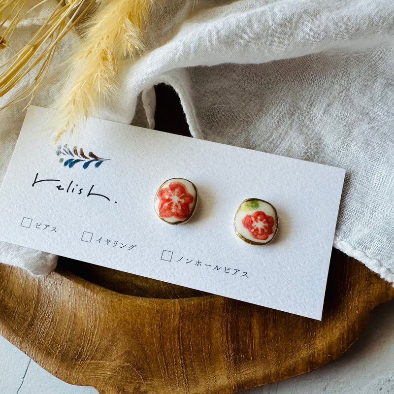 梅 陶器 金継ぎ ピアス イヤリング ノンホールピアス お花 花 うめ 冬 春 春色 赤 レッド グリーン 緑 ゴールド 金 小さい 小ぶり シンプル ギフト - 耳環/耳夾/耳骨夾 - 陶 紅色