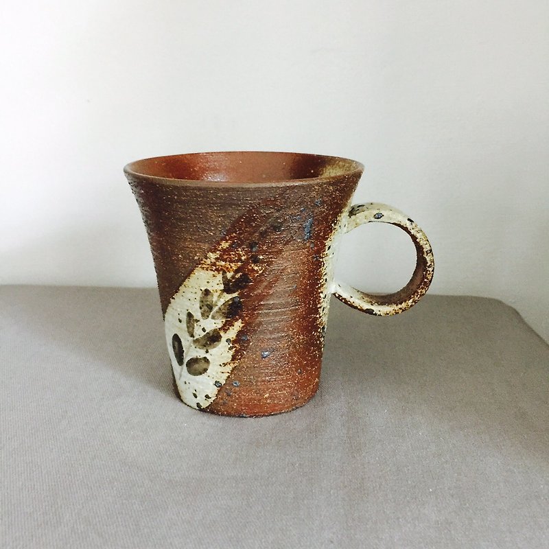 志野の葉塗装コーヒーカップ - マグカップ - 陶器 ブラウン