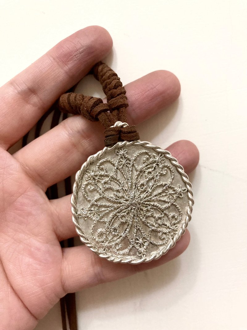 蕾絲雪花球項鍊 - 項鍊 - 純銀 銀色