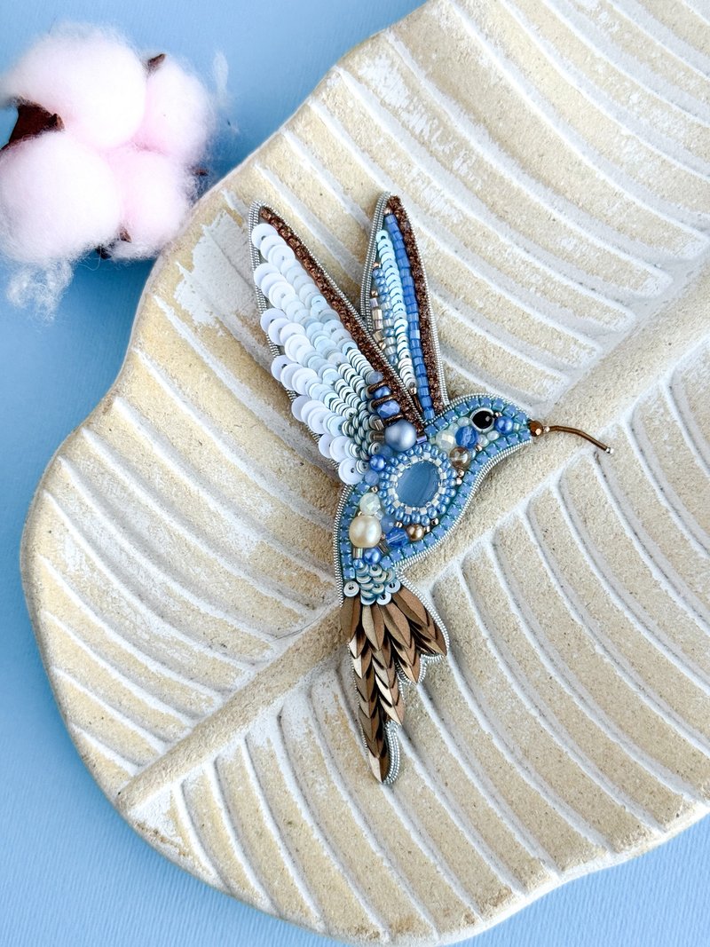 Beaded blue hummingbird brooch handmade - 胸針 - 其他材質 藍色