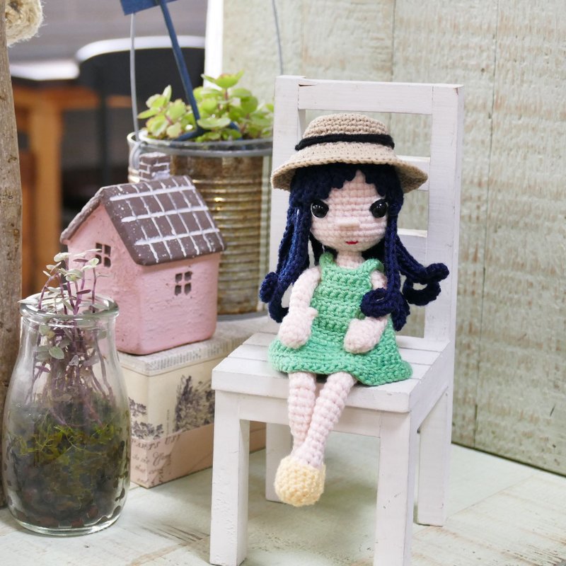 手工毛線編織娃娃 鉤針娃娃 Amigurumi Doll 草帽綠洋小Q妹 - 玩偶/公仔 - 棉．麻 綠色