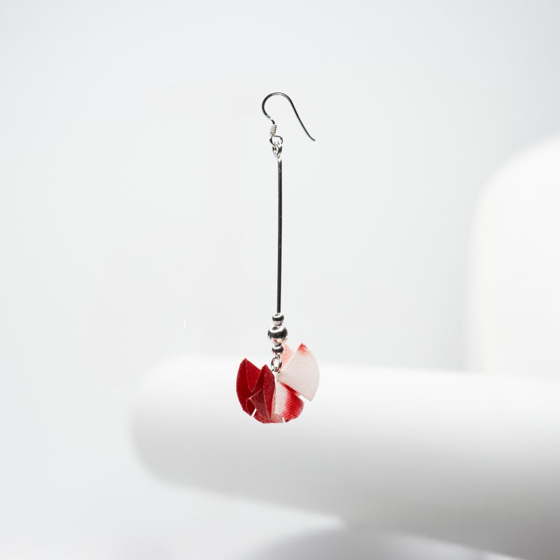 Moon Crescent Fabric Earrings - White Red - 耳環/耳夾/耳骨夾 - 棉．麻 紅色