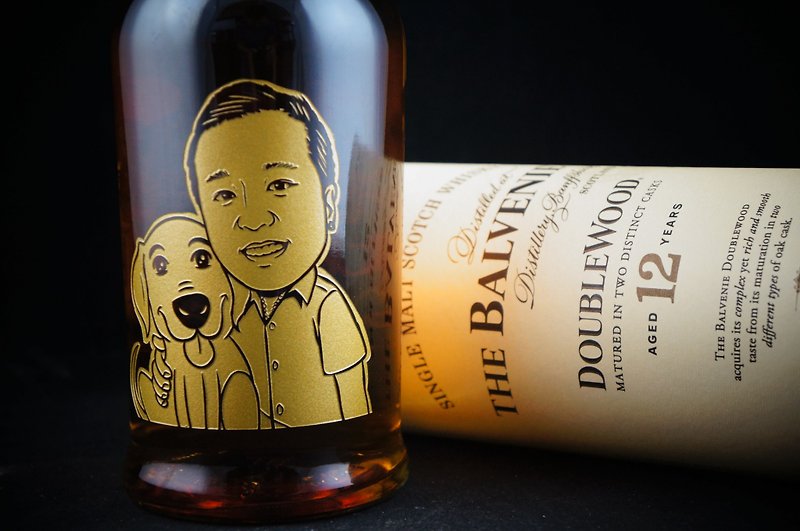 Premier Doublewood 12 years Whiskey 700cc [Hong Kong original DYOW] wedding anniversary gift Wine Engraving unique combination of portrait design concept realistic Q version of the portrait with the pattern of text wine bottle carved a pair of wedding marr - Customized Portraits - Glass 