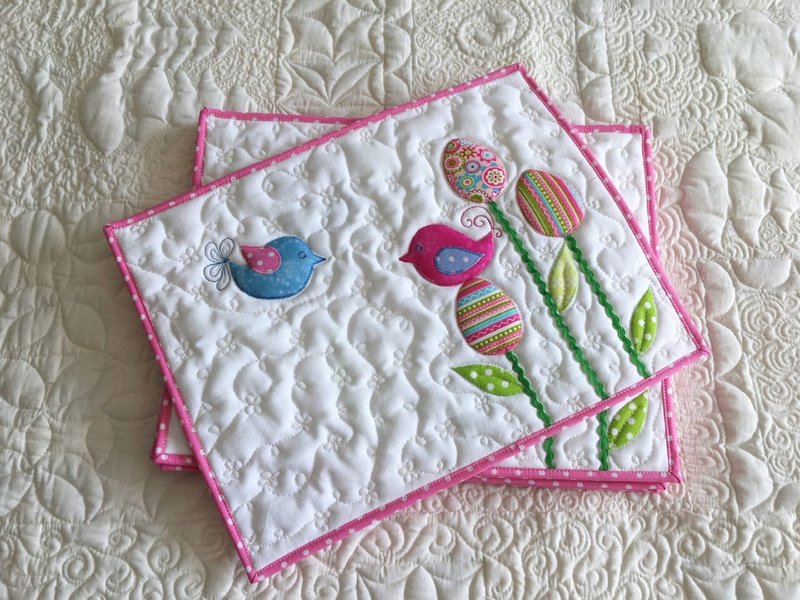 Easter birds and eggs quilted placemats set, Spring tablecloth, Table toppers - ผ้ารองโต๊ะ/ของตกแต่ง - ผ้าฝ้าย/ผ้าลินิน สึชมพู