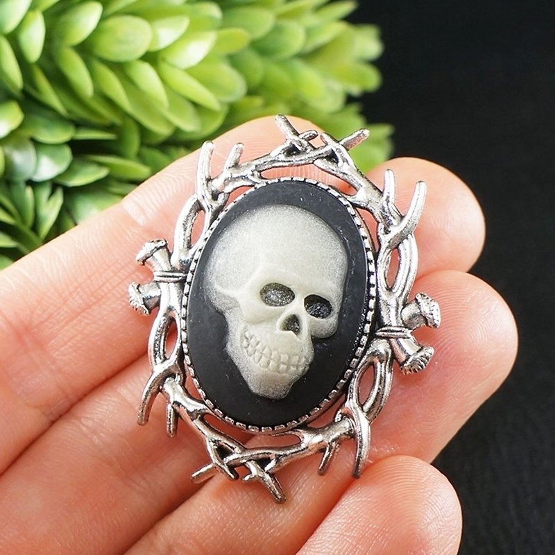 Skeleton Skull Vintage Cameo Brooch Victorian Epoch Black Brooch Pin Jewelry - เข็มกลัด - วัสดุอื่นๆ สีดำ