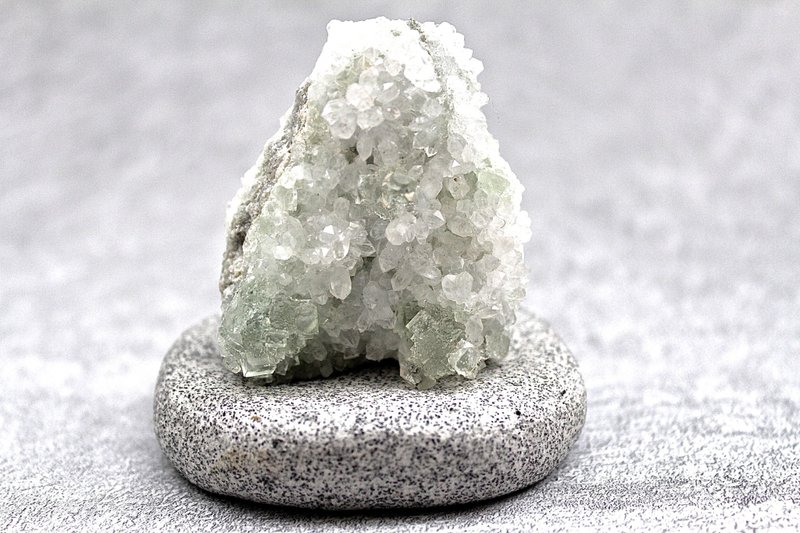 石栽 SHIZAI-湖水綠螢石共生白水晶原礦-含底座 - 擺飾/家飾品 - 寶石 綠色