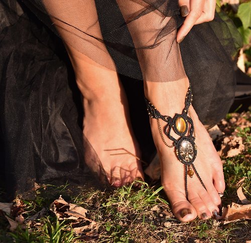 SARINAS Black foot jewelry, summer barefoot sandal, turritella fossil foot thong