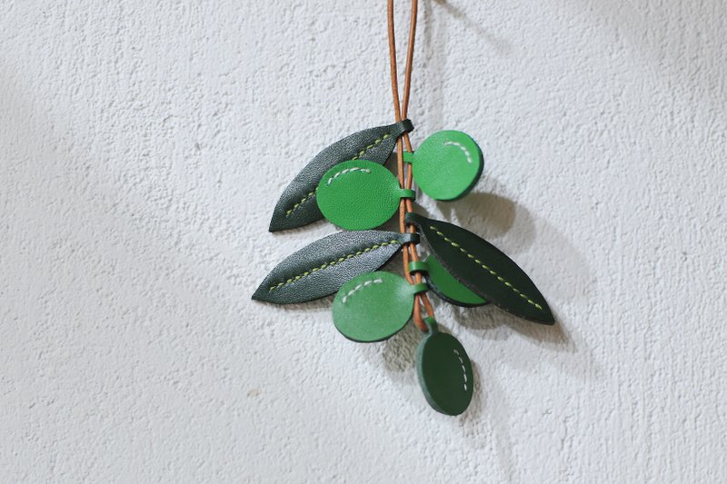 Yiranzhi original | Olive leather pendant | Plant series - พวงกุญแจ - หนังแท้ 