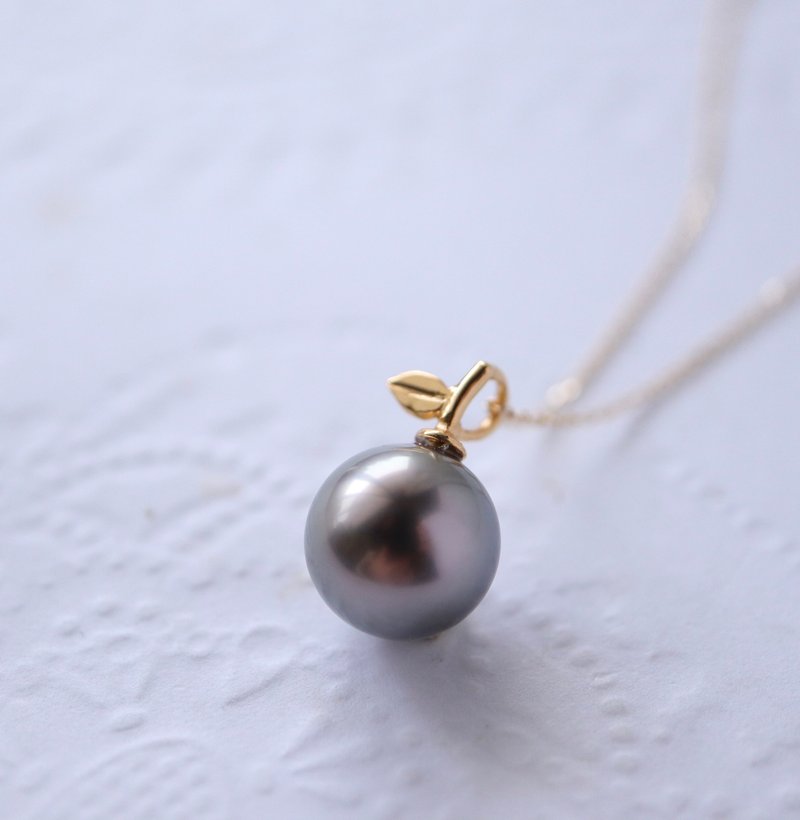 Tahitian black pearl and K10YG pendant. A cute and simple pendant that looks like an apple. - Necklaces - Pearl Gold