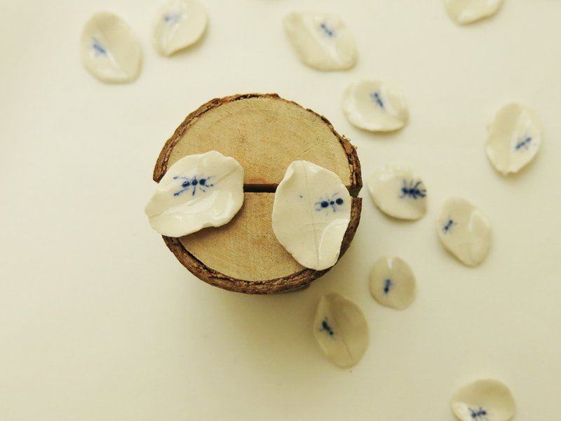 Fourmi blue and white porcelain earrings / blue and white porcelain jewelry - Earrings & Clip-ons - Porcelain Blue
