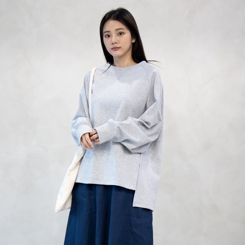 【Simply Yours】Short front and long back side slit round neck T light gray F - เสื้อผู้หญิง - ผ้าฝ้าย/ผ้าลินิน สีเทา