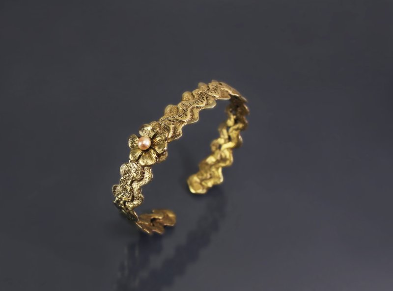 Image Series - Orange Pink Pearl Clover Water Wave Wide Bronze Bracelet - สร้อยข้อมือ - ทองแดงทองเหลือง สีเขียว