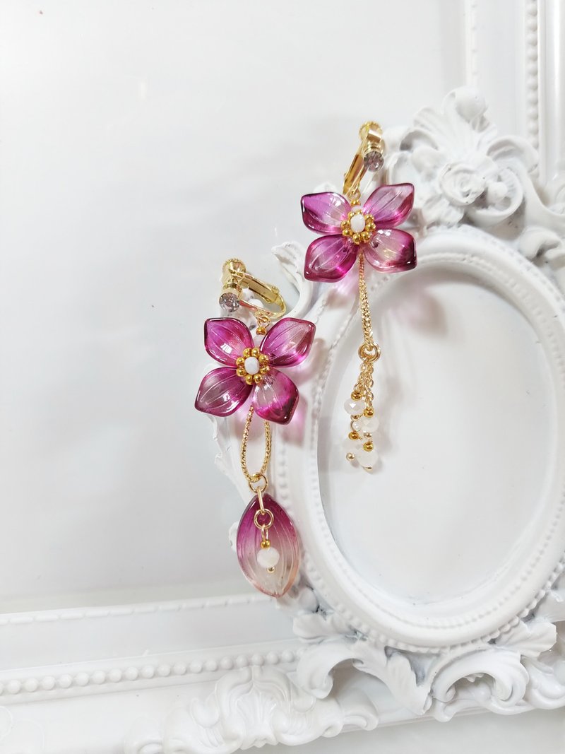 Asymmetrical series [Flower Love] clip-on earrings glass is the only one - Earrings & Clip-ons - Colored Glass Gold