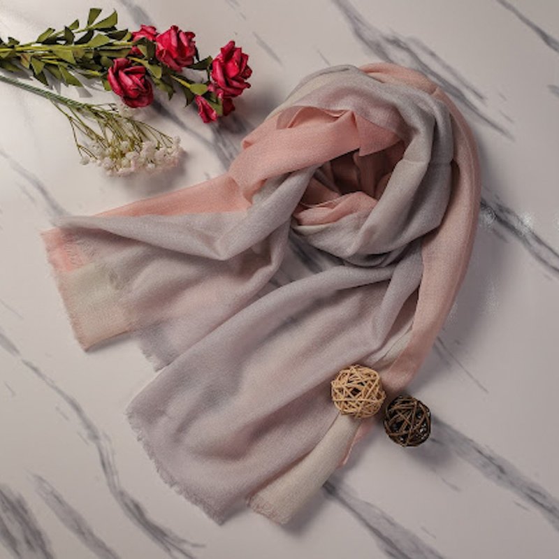 Cashmere cashmere scarf/shawl gradient ring velvet cloud sunset suitable for all seasons - ผ้าพันคอถัก - ขนแกะ สึชมพู