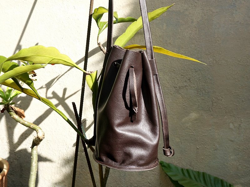 Leather Bucket Bag in Brown, hobo / cross body bag with adjustable strap - 手袋/手提袋 - 真皮 咖啡色