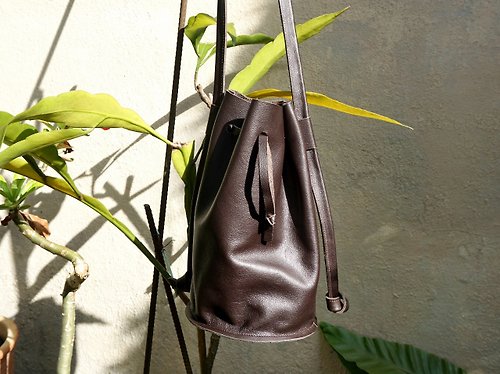 fourjei Leather Bucket Bag in Brown, hobo / cross body bag with adjustable strap