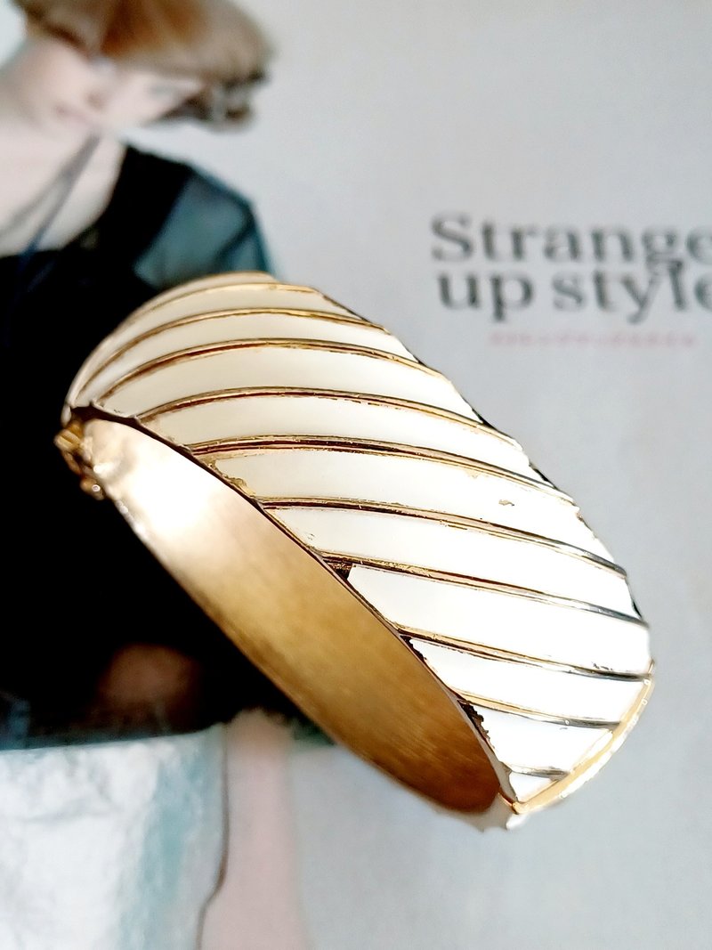 vintage jewelry Trifari 白琺瑯現代風格寬版手環 - 手鍊/手環 - 其他金屬 