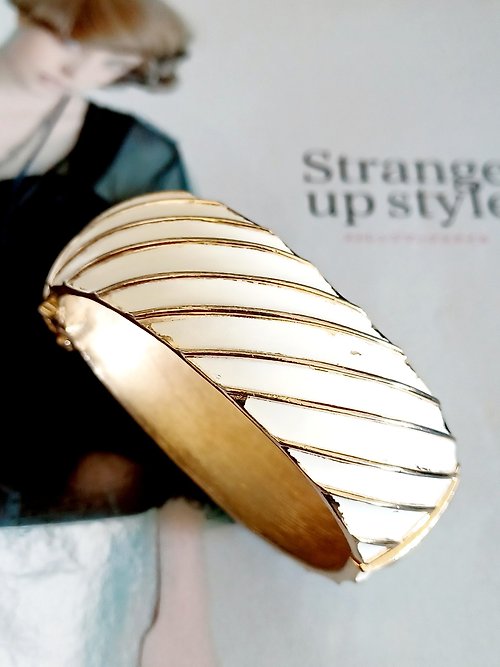 老時光製造所 vintage jewelry Trifari 白琺瑯現代風格寬版手環