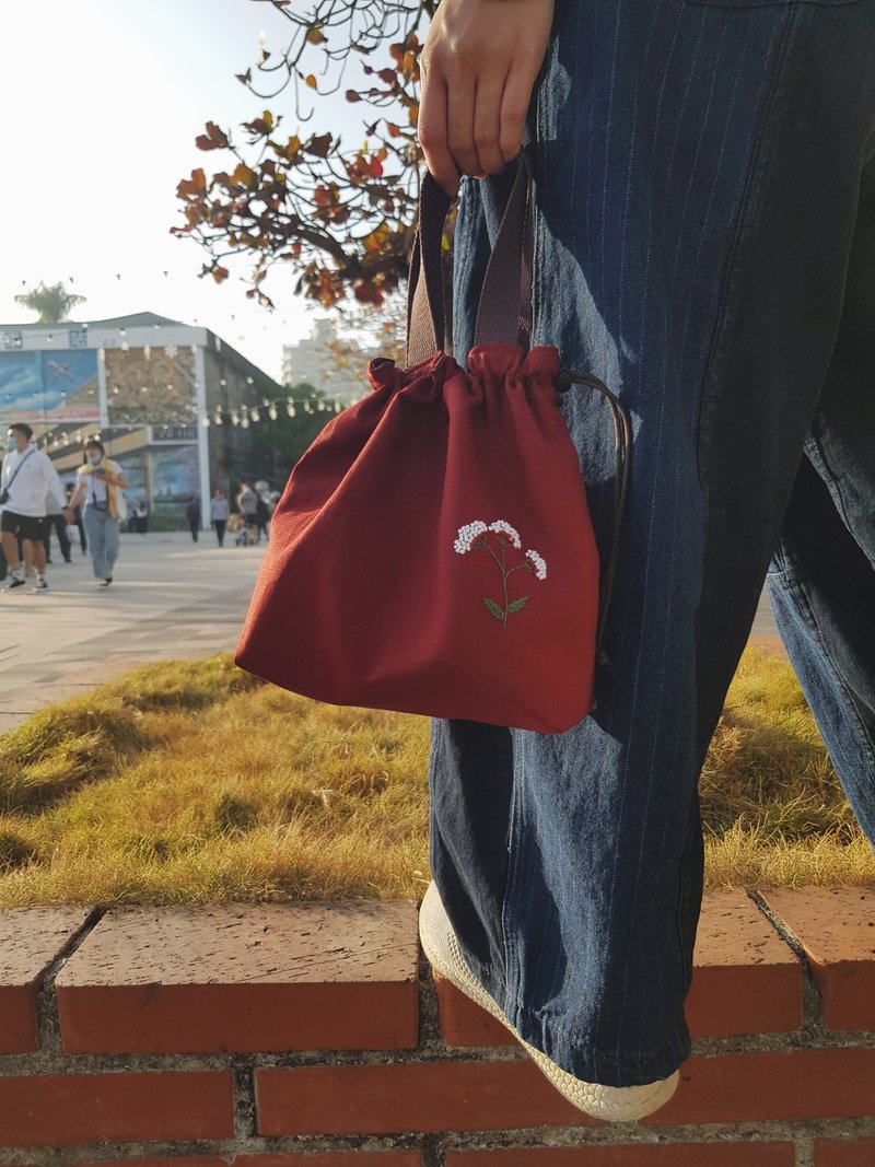 Wildflower Hand Embroidery Drawstring Bag 02 (Small) - กระเป๋าถือ - ผ้าฝ้าย/ผ้าลินิน 