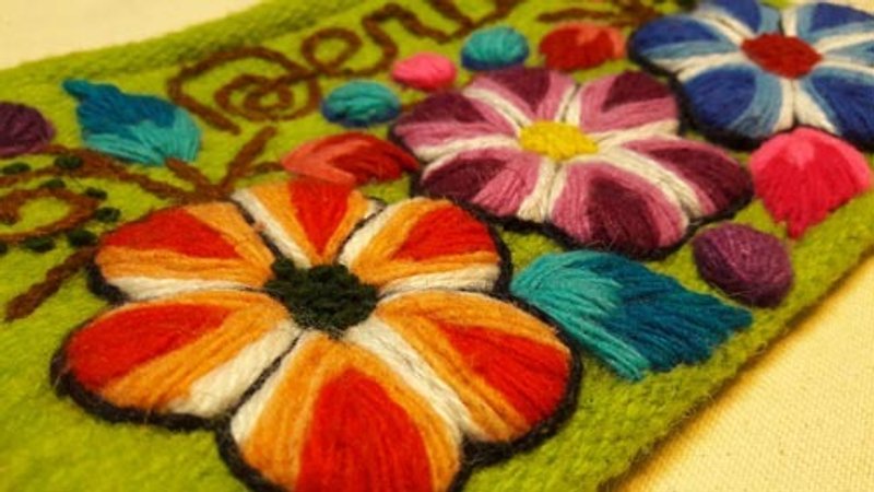 Rainbow Flower Three-dimensional Hand-embroidered Pouch-Grass Green - กระเป๋าเครื่องสำอาง - วัสดุอื่นๆ สีเขียว