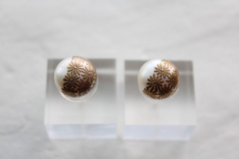 MAKIE Pearl Earrings / Japanese Pattern_Chrysanthemum_Pair - Earrings & Clip-ons - Pearl White
