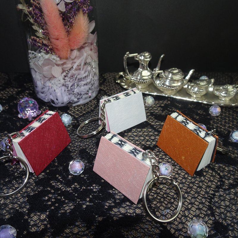 絲紋手工小書吊飾/鑰匙圈 - 吊飾 - 紙 