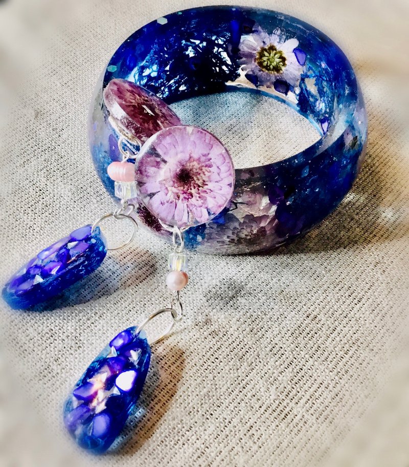 Chrysanthemums and blue stones resin bangle and earrings jewelry set - 手鍊/手環 - 樹脂 紫色