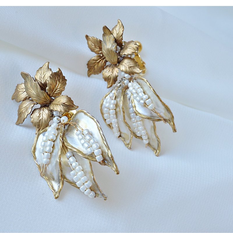 Antique gold flower lover and pearl leaf Clip-On for weddings, after-parties, and parties - ต่างหู - โลหะ สีทอง
