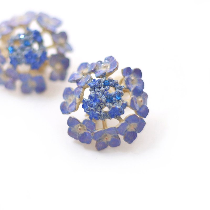 Gaku Hydrangea Clip-On Lacecap Hydrangea Earring EA124 - ต่างหู - โลหะ สีม่วง