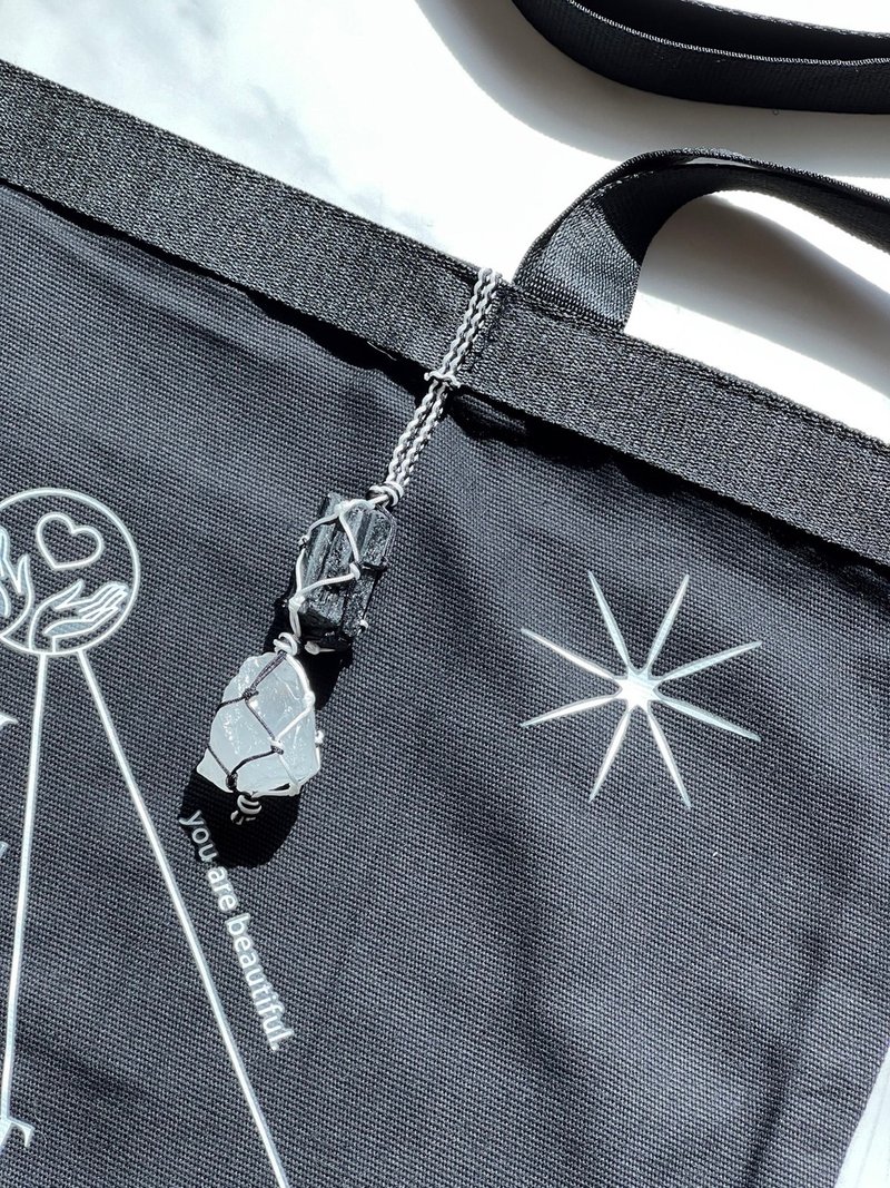 Special offer! ANJI│Crystal Energy Canvas Bag Black Tourmaline + White Crystal - กระเป๋าถือ - ผ้าฝ้าย/ผ้าลินิน สีดำ