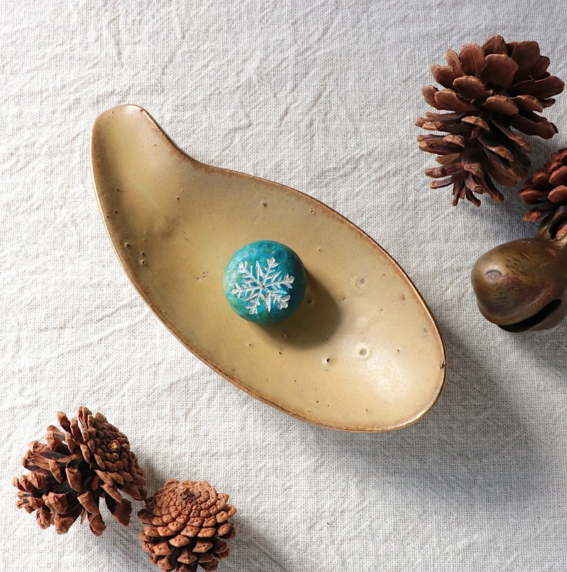 Wooden brooch with design of snowflake  turquoise blue/snowflake - เข็มกลัด - ไม้ สีน้ำเงิน