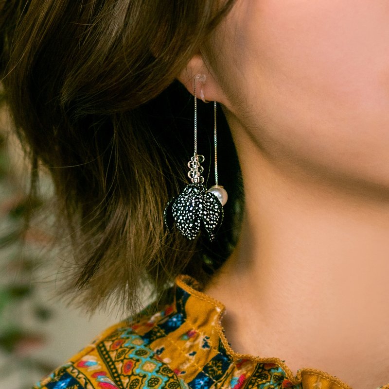 Lori 夜空星光點點琉璃銀鍊耳環 - Earrings & Clip-ons - Other Materials Black