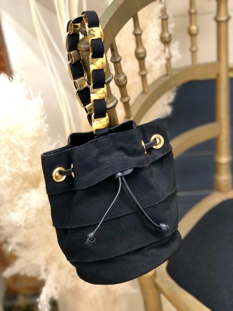 [Japan direct shipment name card used package] Salvatore Ferragamo Vara Ribbon Nylon x Leather Mini Bag Black x Gold 2wihjp - กระเป๋าถือ - หนังแท้ สีดำ