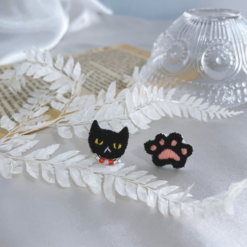 Hand-made embroidery // Mrs. Black Cat's cat's paw embroidery earrings // Can be changed to clip - ต่างหู - งานปัก สีดำ