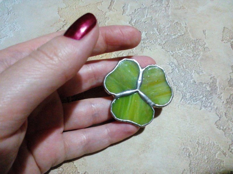 Stained glass clover brooch. tiffany trefoil shamrock, st Patrick luck talisman. - เข็มกลัด - แก้ว สีเขียว