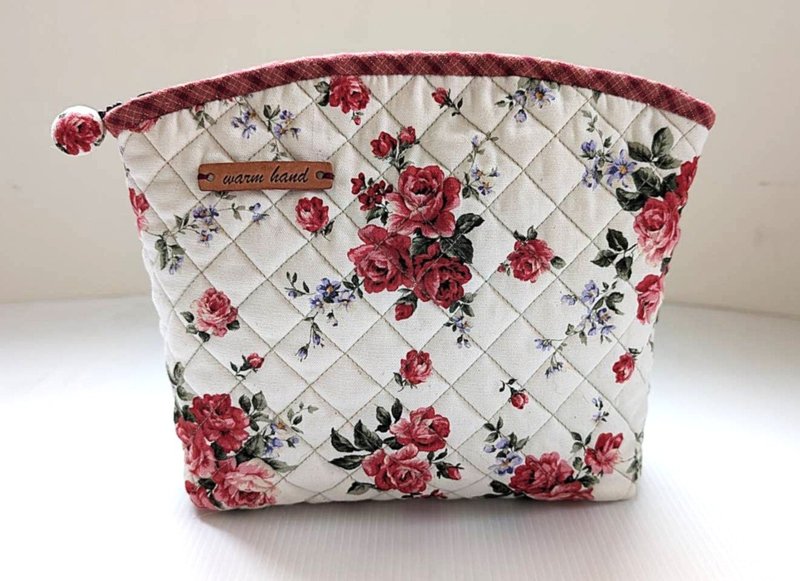 Rose flower handmade cosmetic bag - กระเป๋าเครื่องสำอาง - ผ้าฝ้าย/ผ้าลินิน หลากหลายสี