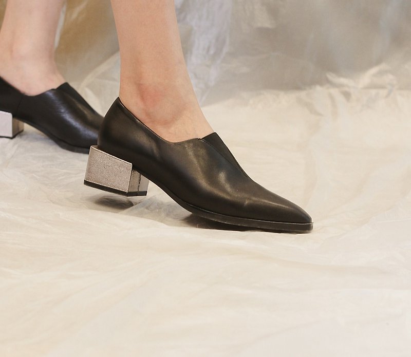 Minimalist V bandage square heel shoes black - รองเท้าหนังผู้หญิง - หนังแท้ สีดำ