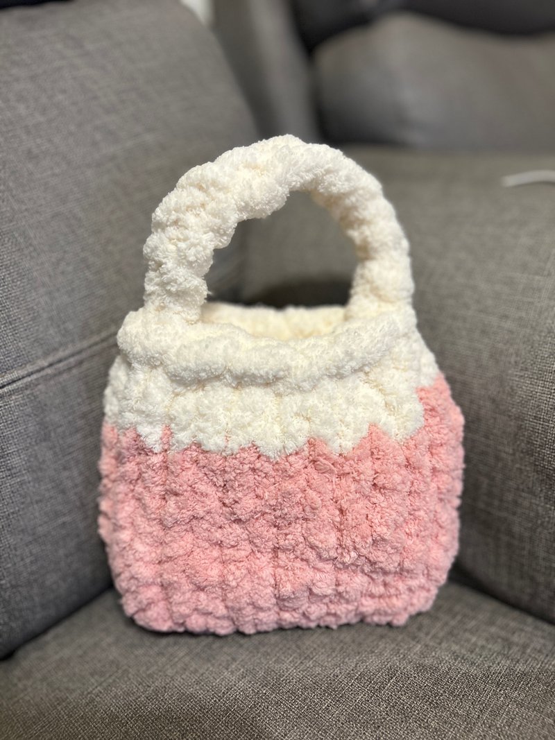 Super Q furry bag hand-knitted bag strawberry milk soft winter - กระเป๋าคลัทช์ - วัสดุอื่นๆ สึชมพู