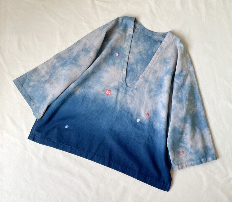 日本製 桜の花びらを刺繍した藍染と泥染めプルオーバーのトップス aizome Embroidery JAPANBLUE Indigo dyed - 女上衣/長袖上衣 - 棉．麻 藍色