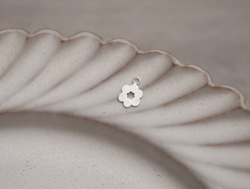 ni.kou 。B系列。純銀 甜花 耳環 耳夾 / 耳針 / 耳勾 / 墜飾 - 耳環/耳夾/耳骨夾 - 純銀 銀色