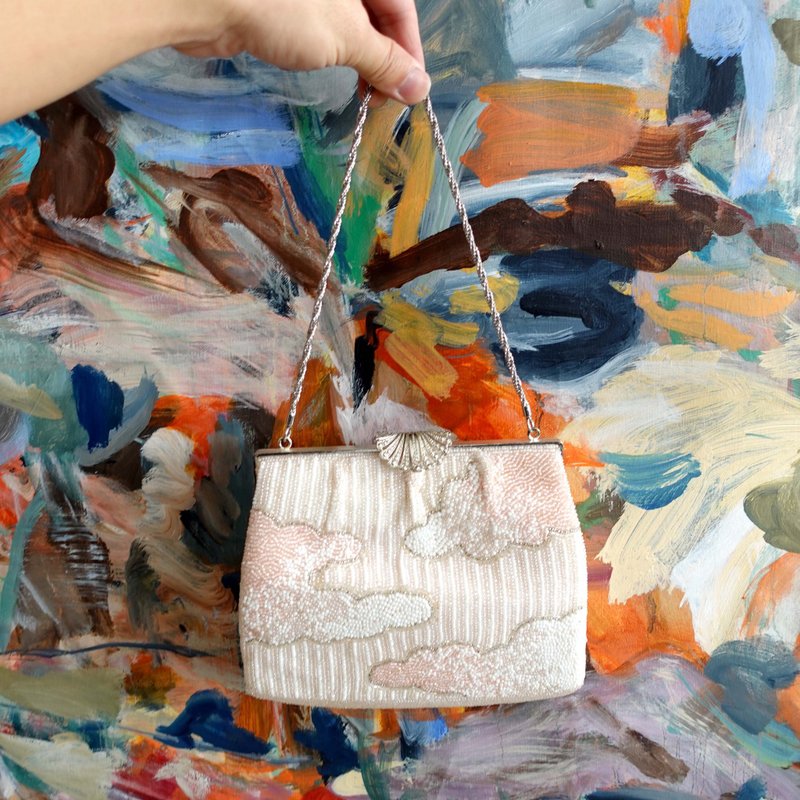日本中古白色櫻花粉紅雲朵手工釘珠刺繡圖案晚裝禮服手拿包古著 - 手拿包 - 其他金屬 粉紅色
