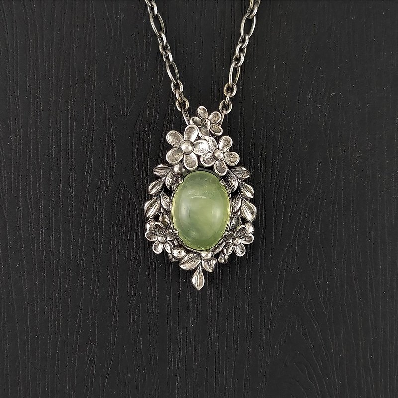 Prehnite 925 Silver Pendant - Vine Leaf Floral Reliefs Designer Necklace - สร้อยคอ - เครื่องประดับพลอย สีเขียว