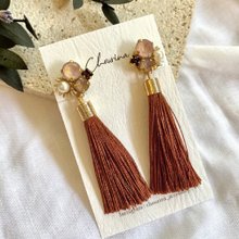 琥珀色ビーズとチュールタッセルイヤリング／ピアス        