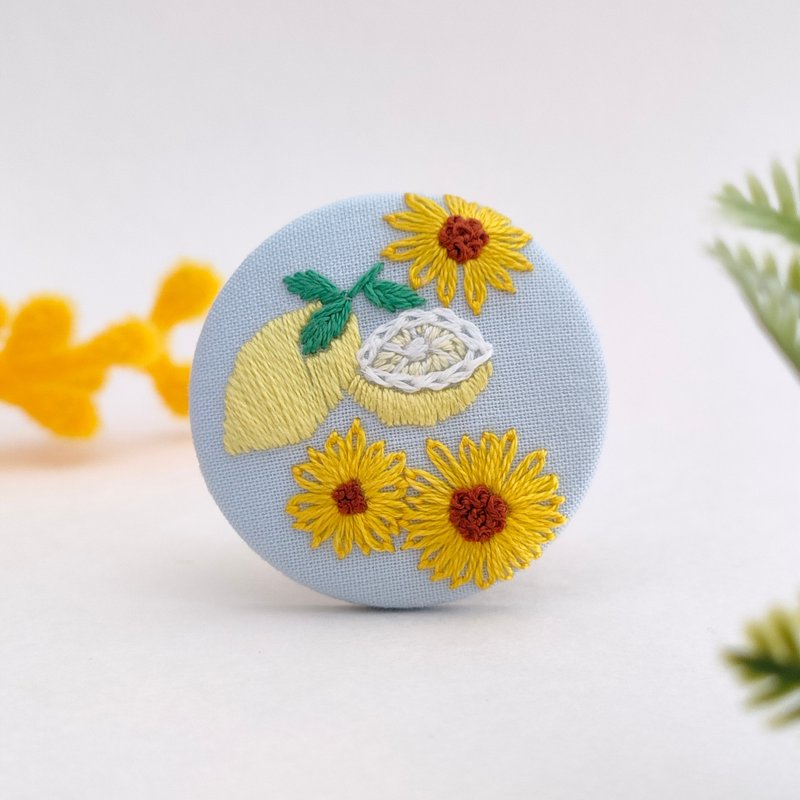 夏のイエロー祭り!　レモンとひまわりの刺繍ブローチ - 胸針 - 棉．麻 黃色