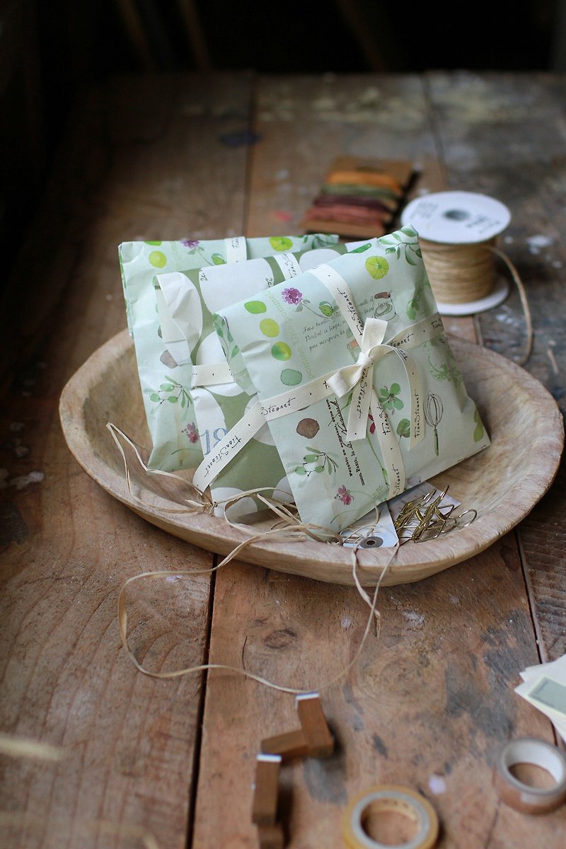 Fion Stewart Paper - A3 Wrapping Paper - Green on Apple Tree - งานไม้/ไม้ไผ่/ตัดกระดาษ - กระดาษ สีเขียว