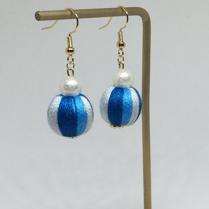 グラデーションブルーの刺繍ボール真珠のイヤリング/耳のクリップ - ピアス・イヤリング - 刺しゅう糸 ブルー