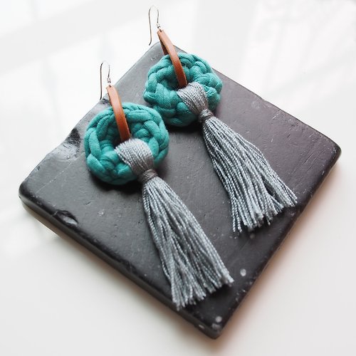 manyjoystudio Handmade earring crochet circle shape dark green and tassel