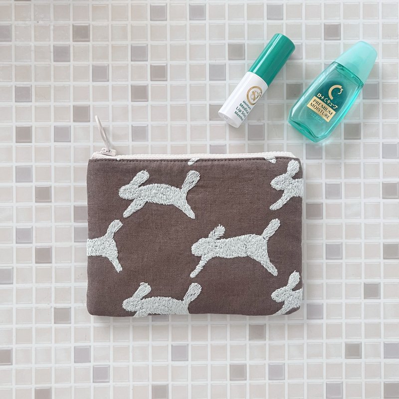 run run run mina perhonen　うさぎの刺繍　ミニポーチ　ハンドメイド　兔 - 化妝包/收納袋 - 棉．麻 咖啡色