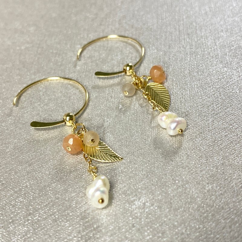 Leaf Moonlight Small Pearl Two-Wear C-shaped Earrings - ต่างหู - วัสดุอื่นๆ 